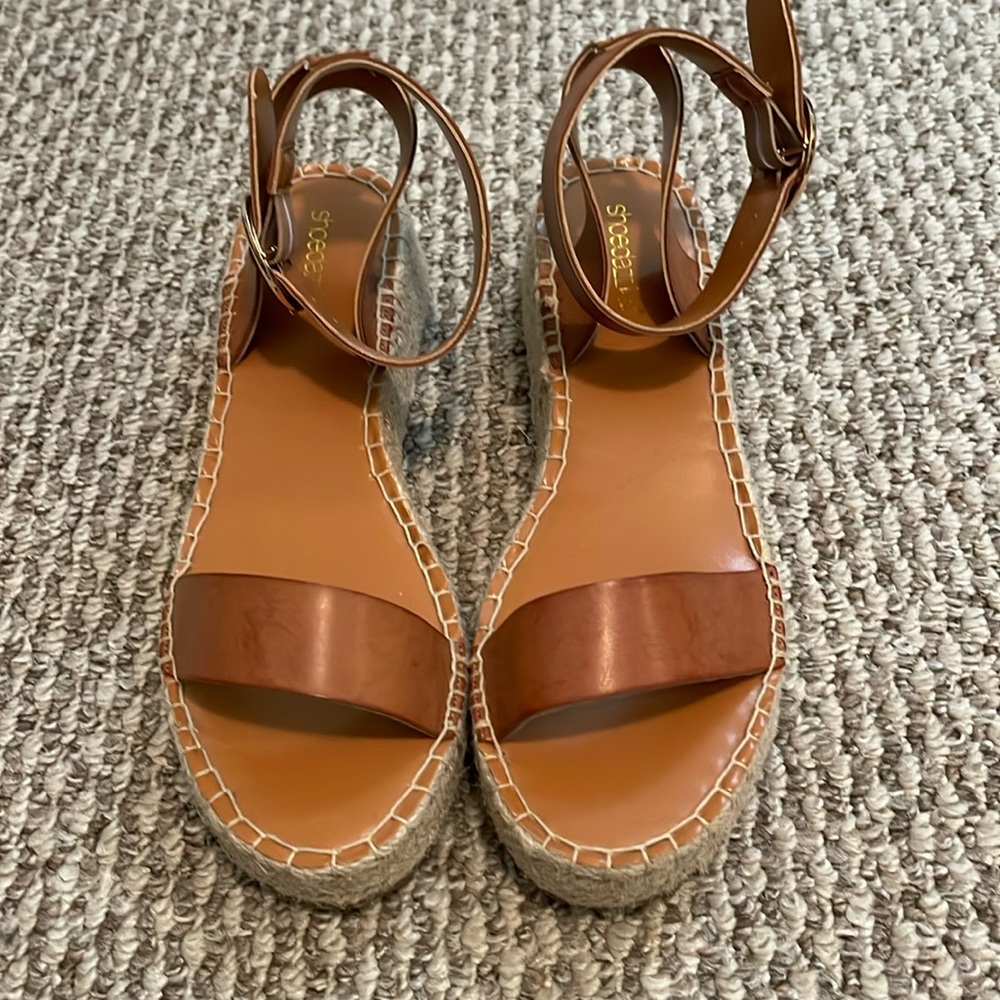 Never been worn before Shoe Dazzle sandals